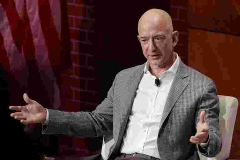 亚马逊的Jeff Bezos表示,美国小报试图将他勒索他的“亲密照片”