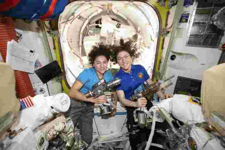 第一个全部女性太空航行团队使历史