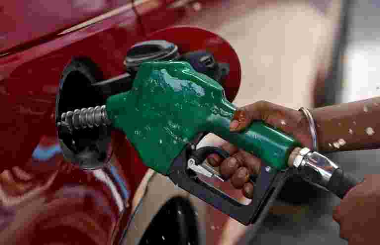 古吉拉特也将汽油和柴油价格降低了另外的2.5卢比