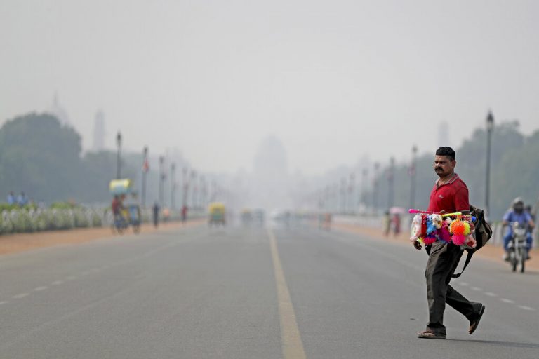 在新德里成千上万次跑，这是世界上最严重污染的城市之一